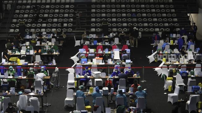 Suasana vaksinasi COVID-19 dosis kedua untuk awak media di Hall Basket, Senayan, Jakarta, Selasa (16/3/2021). [Suara.com/Angga Budhiyanto]