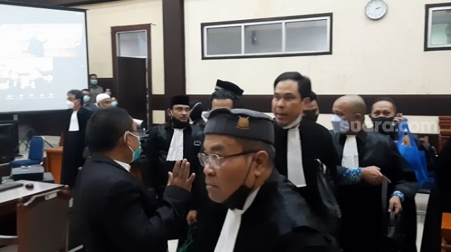Sidang perdana kasus tes swab di PN Jakarta Timur usai terdakwa Habib Rizieq Shihab walk out. (Suara.com/M Yasir)