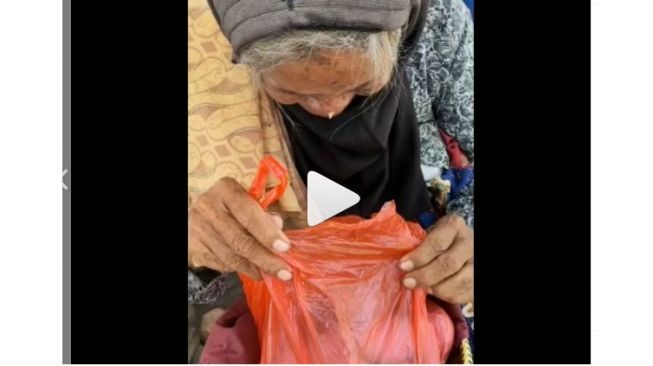 Haru! Kisah Nenek Penjual Telur Berusia 1 Abad, Sehari-hari Tidur di Masjid