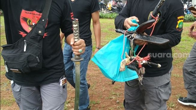 Pria Bawa Samurai Diamankan Polisi Dekat PN Jaktim Usai Sidang Rizieq