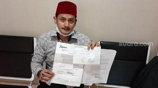 Direktur Eksekutif LBH Almaun, Khalid Akbar melaporkan Ketua Partai Demokrat versi KLB Moeldoko ke Bareskrim Polri Jakarta. [Suara.com/Bagaskara Isdiansyah] 