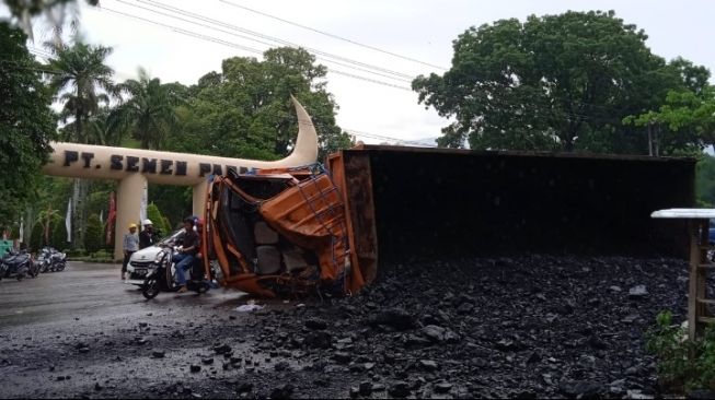 Hantam Pohon, Truk Batu Bara Hancur di Kota Padang