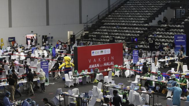 Suasana vaksinasi COVID-19 dosis kedua untuk awak media di Hall Basket, Senayan, Jakarta, Selasa (16/3/2021). [Suara.com/Angga Budhiyanto]