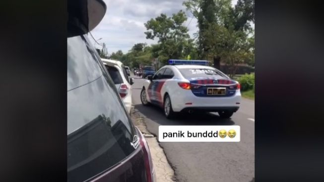 Wanita panik menyangka mau kena tilang, endingnya plot twist. (TikTok/@elddaa_)