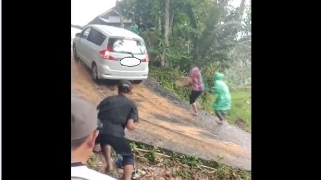 Potret Suzuki Ertiga Gagal Taklukkan Tanjakan, Warganet Sebut Jalan Licin