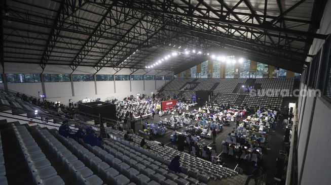 Suasana vaksinasi COVID-19 dosis kedua untuk awak media di Hall Basket, Senayan, Jakarta, Selasa (16/3/2021). [Suara.com/Angga Budhiyanto]