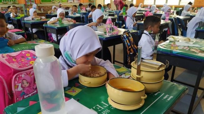 Miris! Gegara Bawa Rantang Bekal ke Sekolah, Siswi Ini Diejek Teman-teman