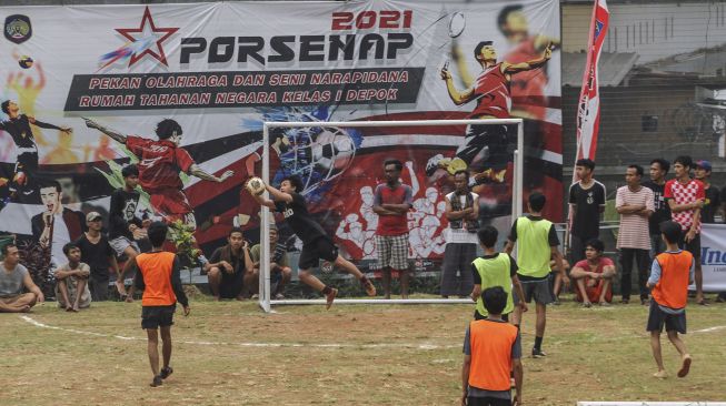 Sejumlah warga binaan pemasyarakatan bertanding sepak bola pada Porsenap di Rutan Kelas 1 Depok, Cilodong, Depok, Jawa Barat, Selasa (16/3/2021).  ANTARA FOTO/Asprilla Dwi Adha