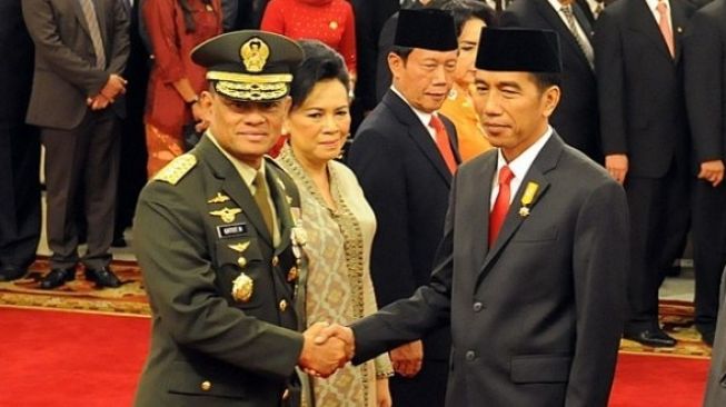 Foto Mantan Panglima TNI Gatot Nurmantyo bersama Presiden Jokowi [Foto: Hops.id]