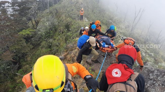 Menegangkan Evakuasi Pendaki Jatuh Di Jurang Gunung Lompobattang