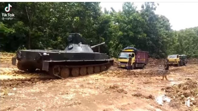 Tank selamatkan truk yang terjebak di jalanan basah dan susah dilalui (Facebook)