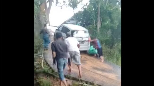 Suzuki Ertiga gagal taklukkan tanjakan (Facebook)