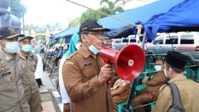 Timbulkan Kerumunan, Vaksinasi Guru Pandeglang Dibubarkan