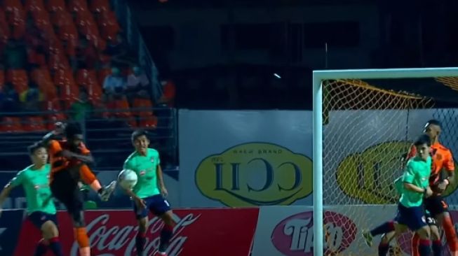 Yanto Basna mencetak gol ke gawang Muangthong United. (YouTube/@PT Prachuap FC Channel)