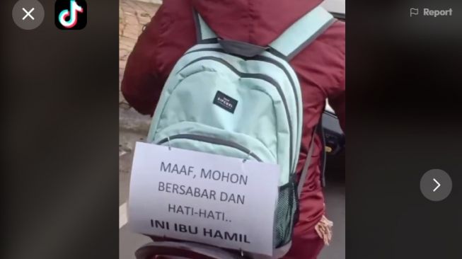 Ibu hamil pasang peringatan saat naik motor. [TikTok/@yuliana4467]