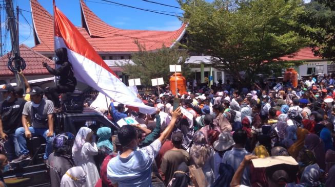 Ribuan massa mengantarkan petisi Selamatkan Pesisir Selatan ke kantor Kejari Painan, Rabu (17/3/2021). [ist]