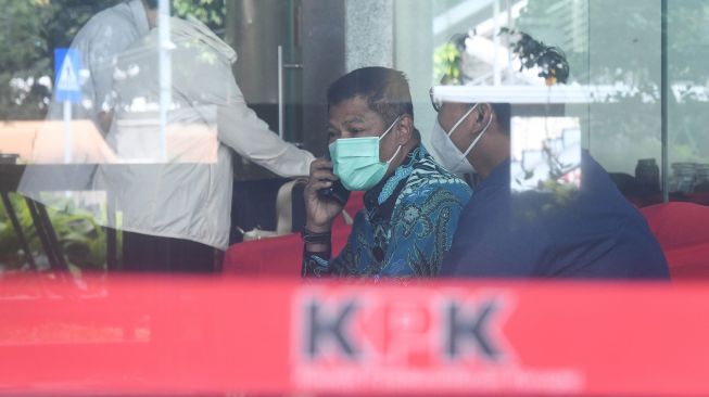 Inspektur Jenderal (Irjen) Kementerian Kelautan dan Perikanan (KKP) Muhammad Yusuf (tengah) tiba untuk menjalani pemeriksaan di gedung KPK, Jakarta, Rabu (17/3/21).