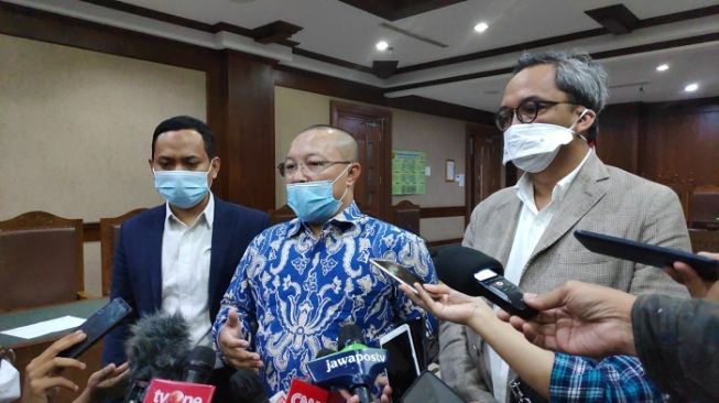 Tim kuasa hukum Jhoni Allen saat ditemui wartawan di PN Jakarta Pusat. (Suara.com)