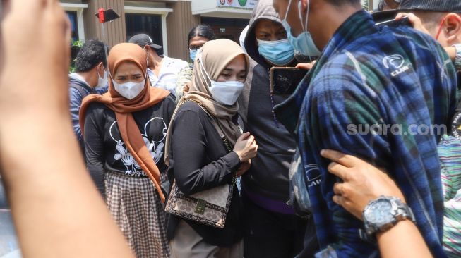 Istri Ayus Sabyan, Ririe Fairus berjalan menghindari awak media usai menjalani sidang perceraian di Pengadilan Agama Jakarta Utara, Rabu (17/3/2021). [Suara.com/Alfian Winanto]