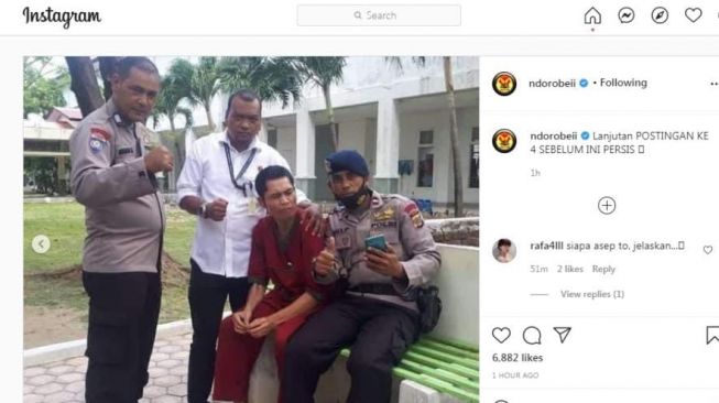 Sejumlah polisi foto bersama pria bernama Asep yang disebut hilang saat Tsunami Aceh. [Tangkapan layar/Instagram]