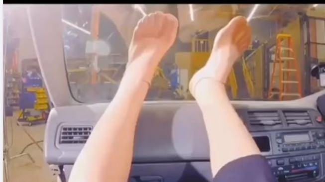 Video Ngerinya Selonjoran Kaki di Atas Dashboard Mobil, Bikin Merinding!