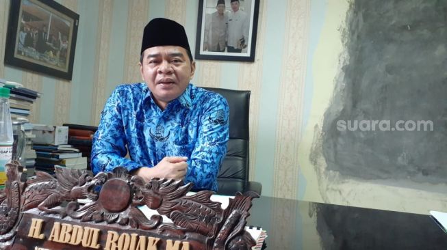 Sekretaris MUI Tangsel Abdul Rojak saat ditemui di ruang kerjanya, Rabu (17/3/2021). [Suara.com/Wivy Hikmatullah]