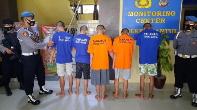 Lima pelaku pengedar narkoba digelandang polisi saat konferensi pers di Mapolres Bantul, Rabu (17/3/2021). [Muhammad Ilham Baktora / SuaraJogja.id]