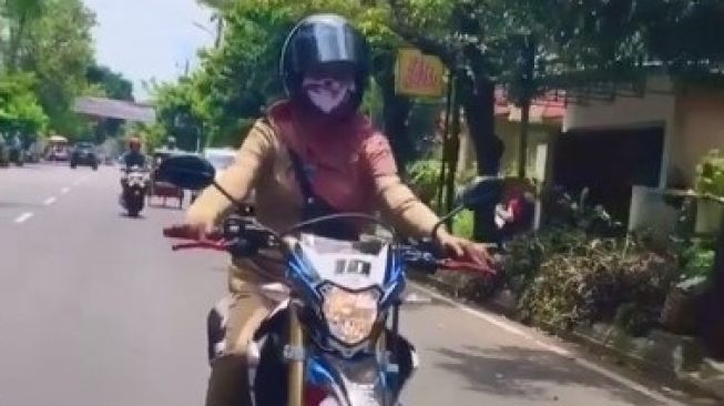 Lihat Gaya Wanita Ini di Jalanan, Warganet Berebut Kepengin Dibonceng