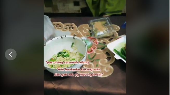 Momen ayah tetap makan masakan anak emski rasanya hambar [TikTok/@dsmitaaa]