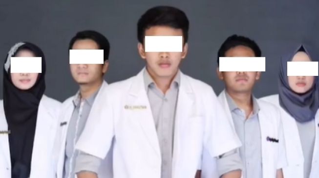 Nyesek! Tak Sesuai Ekspektasi, Foto Kenangan Ini Dikatai Mirip Siluman Pari