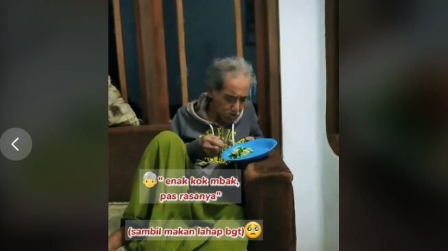 Rasanya Hambar, Bapak Ini Tetap Lahap Makan Masakan Anaknya, Bikin Haru