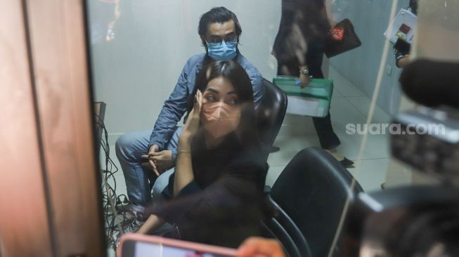 Aliff Alli dan Aska Ongi saat menjalani sidang mediasi perceraian di Pengadilan Agama Jakarta Pusat, Selasa (17/3/2021). [Suara.com/Alfian Winanto]