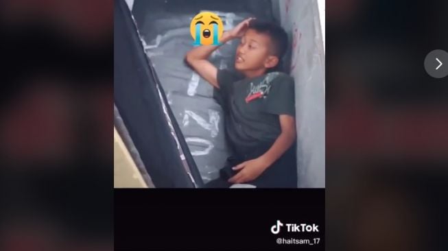 Santri terciduk saat asyik sembunyi di balik tumpukan kasur (tiktok.com/@haitsam_17)