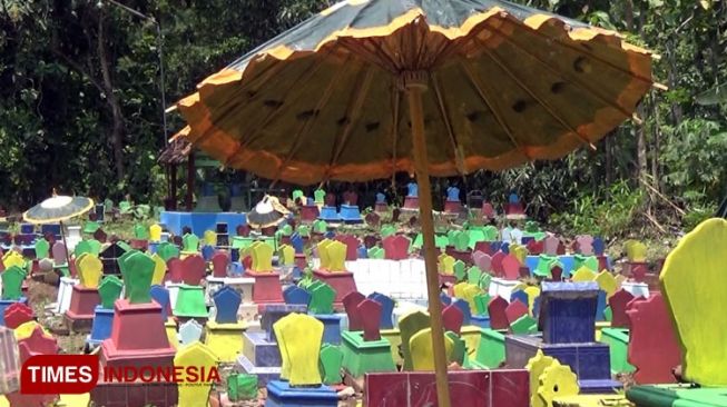 Heboh! Makam di Ponorogo Dicat Warna-warni Jadinya Lucu, Enggak Angker Lagi