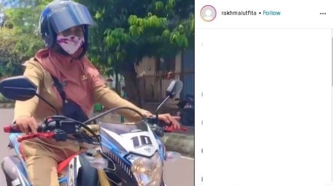 Aksi wanita berseragam PNS di jalanan.(Instagram/rakhmalutfia)