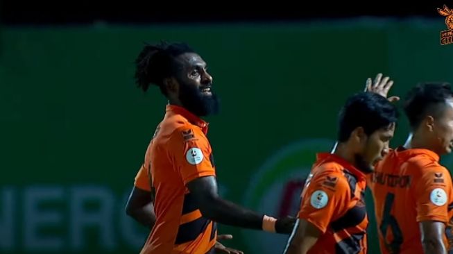 Yanto Basna mencetak gol ke gawang Muangthong United. (YouTube/@PT Prachuap FC Channel)