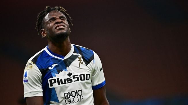 Ekspresi kekecewaan penyerang Atalanta, Duvan Zapata. [AFP]