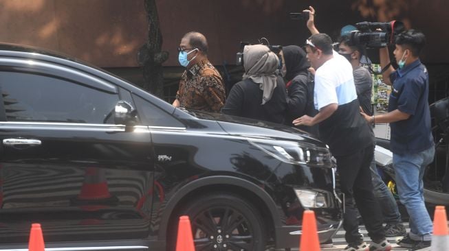 Sekjen Kemensos Hartono Laras meninggalkan gedung KPK usai menjalani pemeriksaan di Jakarta, Rabu (17/3/2021).  ANTARA FOTO/Akbar Nugroho Gumay