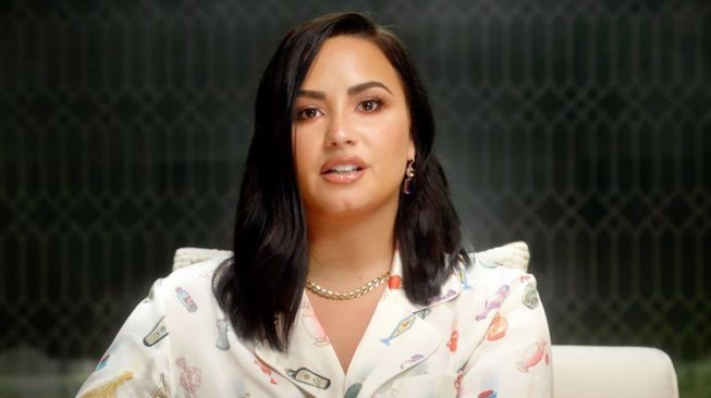 Perdana Muncul usai Ngaku Non-Biner, Penampilan Demi Lovato Tuai Atensi