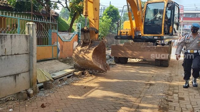 Pembongkaran Tembok Beton Jalan Akasia Ciledug Dijaga Puluhan Polisi