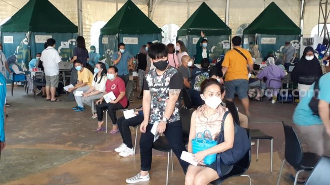 Vaksinasi pedagang dan pegawai mal di Pasar Modern 8 Alam Sutera, Serpong Utara, Kota Tangerang Selatan, Rabu (17/3/2021). [Suara.com/Wivy]