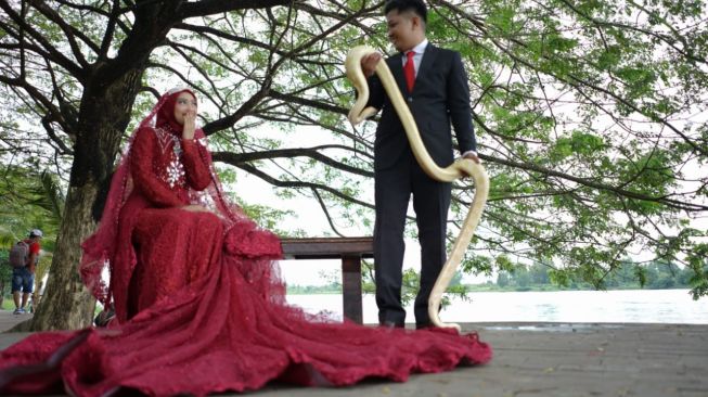 Calon pengantin yang berfoto bersama ular [instimewa