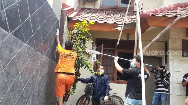 Rekonstruksi pembunuhan WN Jerman dan istrinya di Perumahan Giri Loka 2, Serpong, Kota Tangerang Selatan, Kamis (18/3/2021). [Suara.com/Wivy]