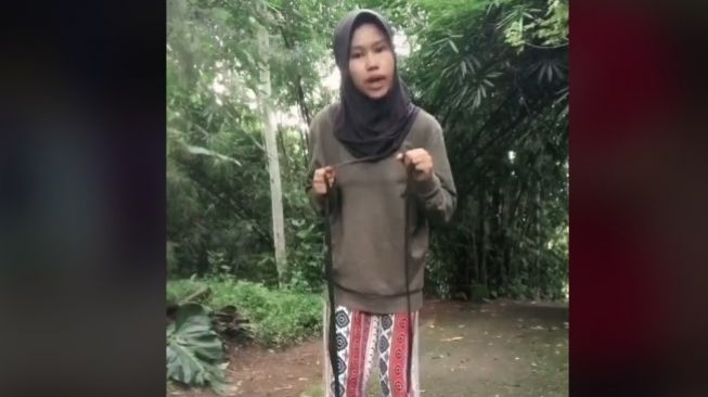 Naik Egrang ke Sawah hingga Kuburan, Ekspresi Kocaknya Bikin Ngakak