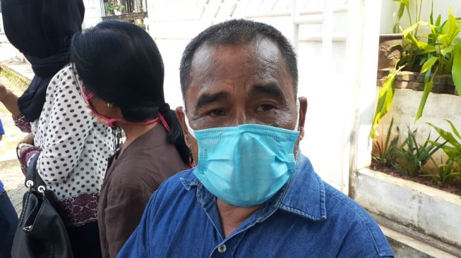 David Sabarbenoni, kakak kandung Naomi Simanungkalit, istri WN Jerman yang jadi korban pembunuhan di Perumahan Giri Loka 2, Serpong, Tangsel saat rekonstruksi, Kamis (18/3/2021). [Suara.com/Wivy]