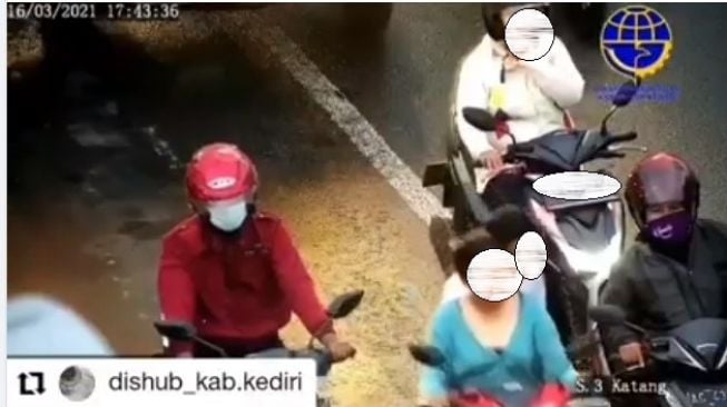 Pemotor nekat terobos lampu merah setelah diberi imbauan oleh petugas (Facebook)