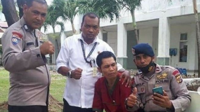 Anggota Brimob Bripda Asep (baju merah) hilang saat Tsunami Aceh ditemukan di rumah sakit jiwa. [viralinbos / Instagram]