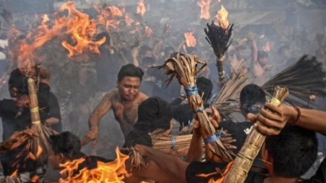 Perang api jadi salah satu tradisi di lingkungan Sweta dan Negara Sakah, Kecamatan Cakranegara, Kota Mataram untuk rayakan Hari Raya Nyepi. (beritabali)