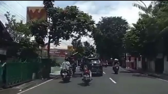 Niat Tegur Emak-emak, Pengendara Sepeda Motor Ini Malah Alami Nasib Apes