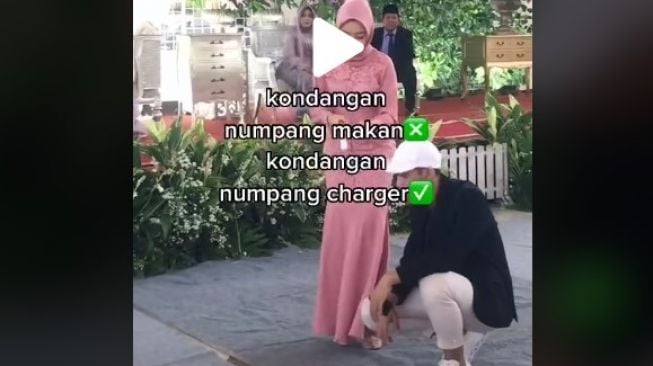 Tingkah kocah wanita saat kondangan. (TikTok/@elisaaa)